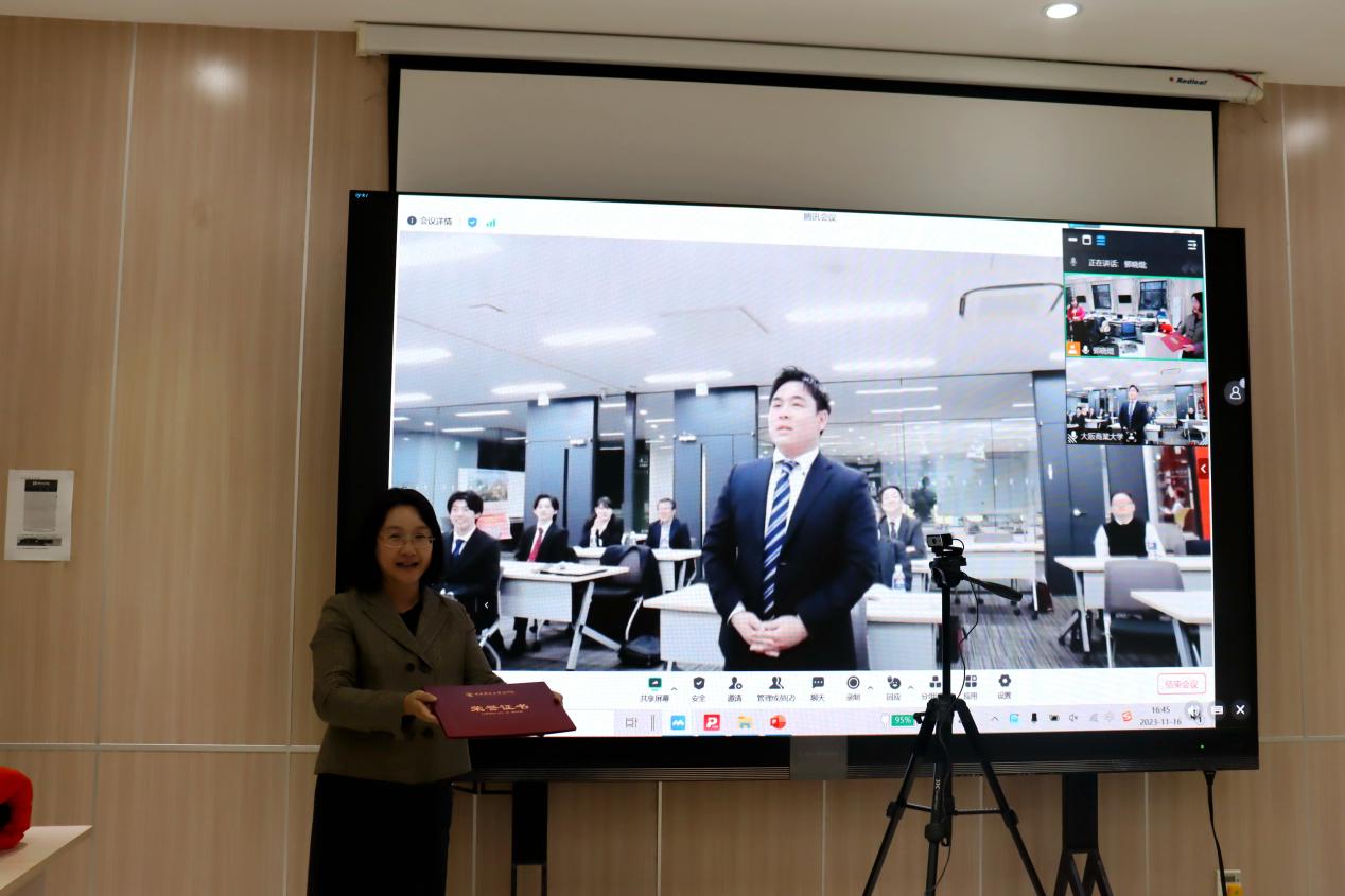 27beat365在线登录官网葛建新教授为“最佳汇报奖”成田卓巳同学颁奖