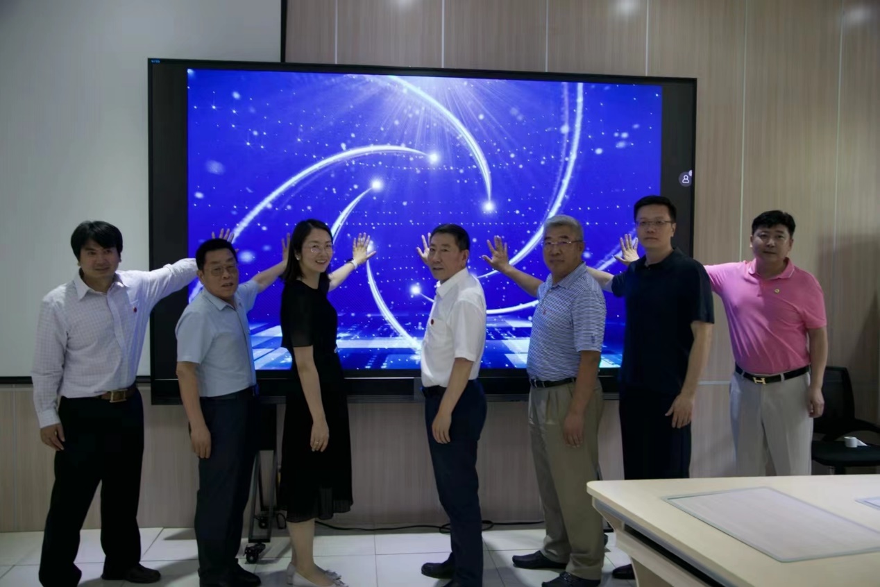 一群人站在屏幕前描述已自动生成